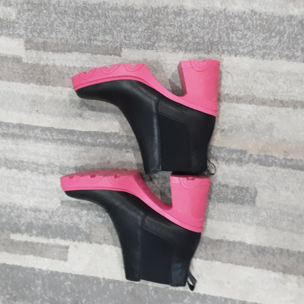 Sorely ankle boots Size 10. Black and Hot Pink